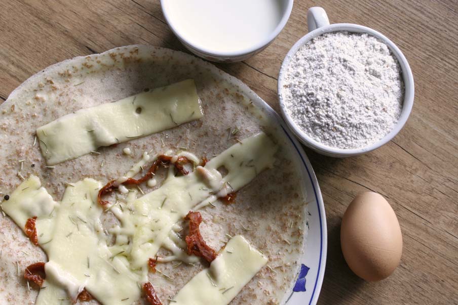 italiaanse pannenkoek met kaas en zongedroogde tomaten_k