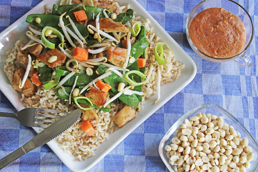 Wok met peultjes en pindasaus