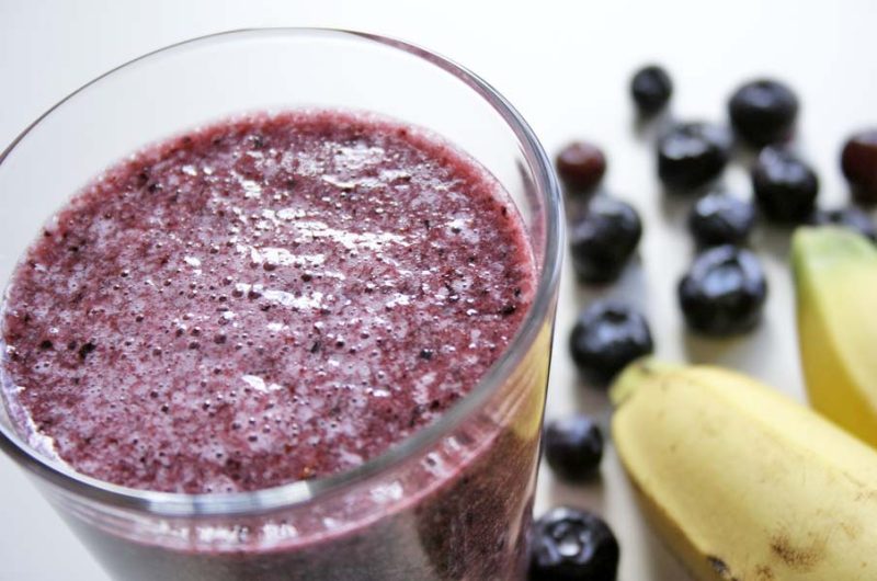 Smoothie met banaan en blauwe bessen